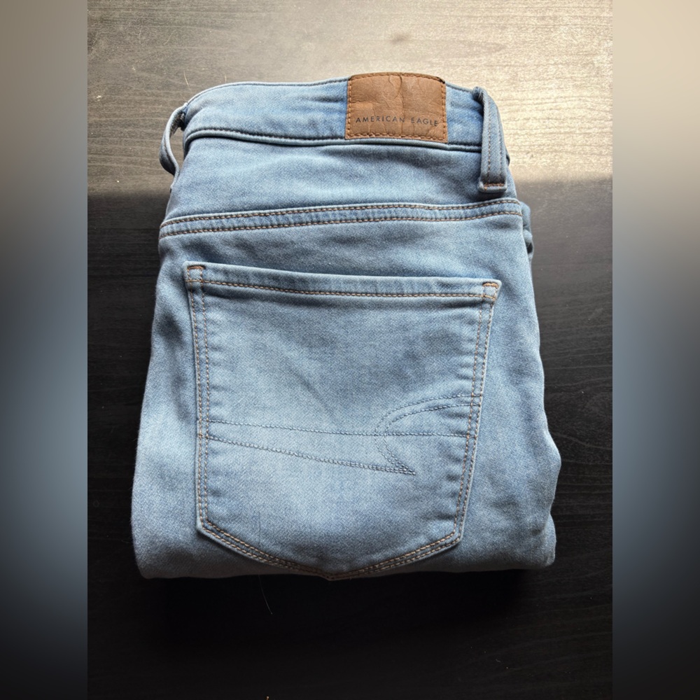 American Eagle Outfitters Light Blue Distressed Woman’s Jeans